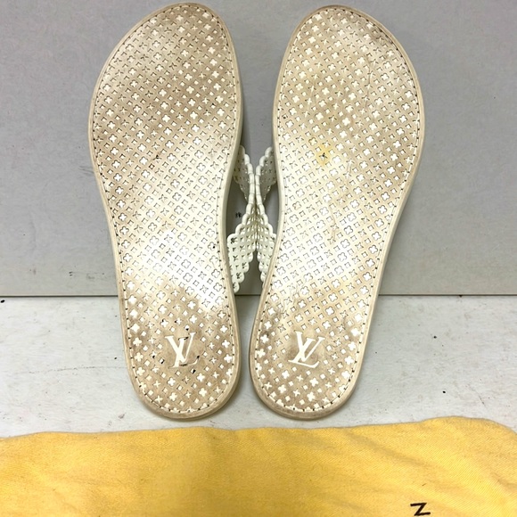 LOUIS VUITTON BEACH FLIP-FLOPS IN WHITE - Picture 6 of 7